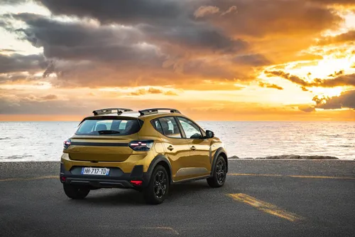 La vista posteriore della Dacia Sandero Stepway 2026 in un parcheggio davanti al mare