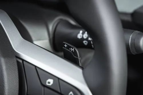 Il dettaglio del paddle al volante della Dacia Sandero 2026 per gestire il cambio automatico EDC a 6 marce doppia frizione