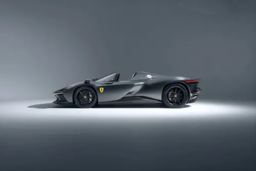 La Ferrari Daytona SP3 preparata da Novitec di colore grigio in posizione laterale
