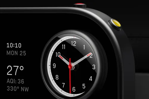 il lato destro alto del display dell'infotainment che mostra l'orologio