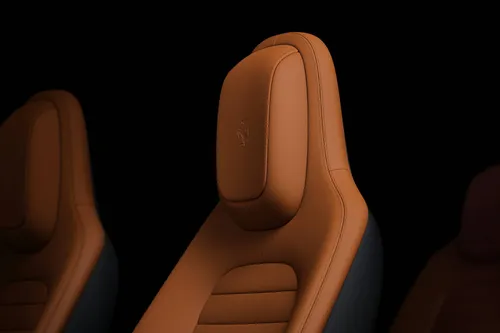 i sedili della ferrari luce, l'elettrica di ferrari sono di colore beige marrone chiaro