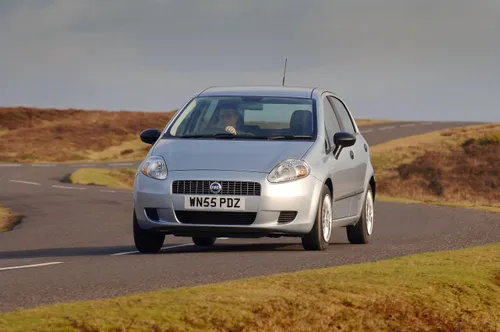 FIAT Grande Punto di colore grigio con guida a destra e targa inglese