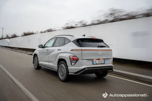 Hyundai Kona Hybrid in ripresa dinamica dal posteriore
