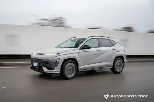 Hyundai Kona Hybrid laterale grigia dinamica