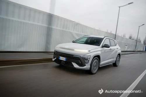 Hyundai Kona Hybrid frontale grigia dinamica