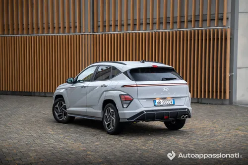 Hyundai Kona Hybrid in posizione posteriore con sfondo legno
