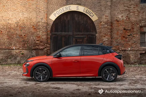 Lancia Ypsilon HF Line ibrida di colore arancione nella vista laterale