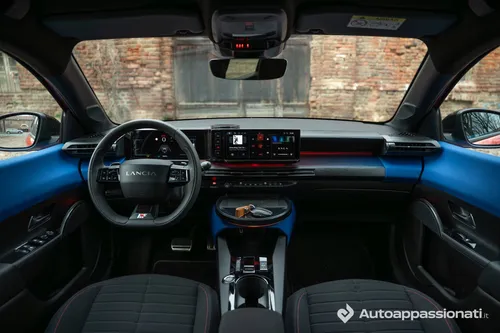 Interni complessivi della Lancia Ypsilon HF Line ibrida di colore arancione