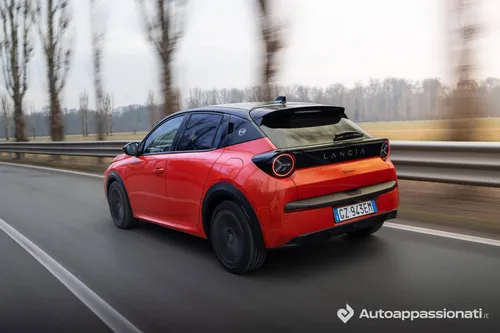 Lancia-Ypsilon-HF-Line di colore arancione in dinamica su una strada posteriore