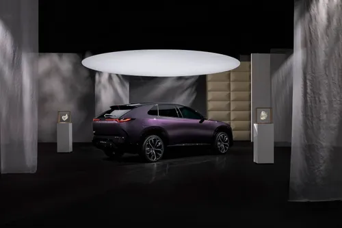 La Mazda CX-6e nightfall violet-black in vista posteriore