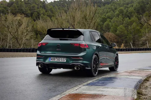 Volkswagen Golf GTI 50, di colore verde in pista al posteriore