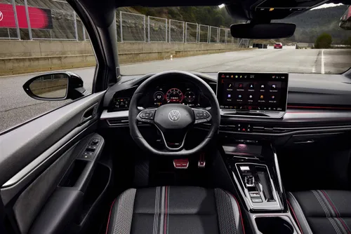 Interni della Volkswagen Golf GTI 50, di colore verde in pista