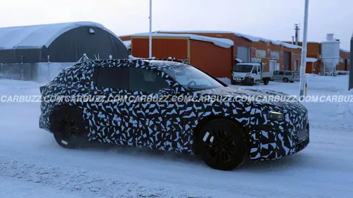 La foto spia ritrae il nuovo Suv elettrico di Mercedes AMG coperto e fotografato di lato in un contesto di test sulla neve