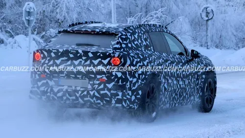 La foto spia ritrae il nuovo Suv elettrico di Mercedes AMG coperto, fotografato da dietro in un contesto di test sulla neve