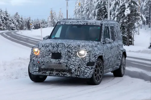 Mercedes Classe G baby in versione camuffata anteriore che va sulla neve