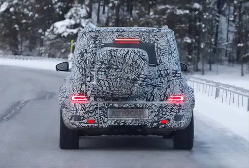 Mercedes Classe G baby in versione camuffata posteriore che va sulla neve