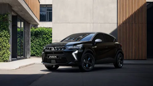 La mitsubishi ASX Black Edition ripresa di tre quarti anteriore
