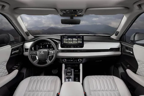 gli interni della mitsubishi outlander 2026