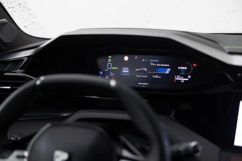Il cockpit della Peugeot 308 2026 Plug-In, chiamato anche i-Cockpit, con in primo piano il volante