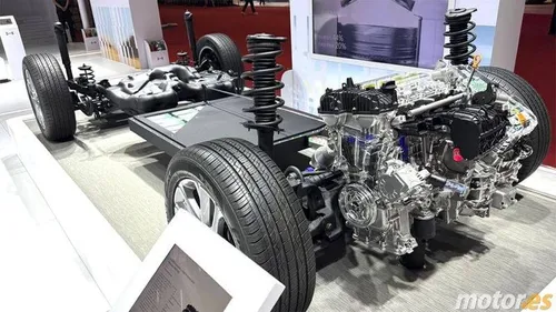 nell'immagine si vede il powertrain sviluppato da Geely e Renault chiamato EREV. Si può notare come sia esposto per il pubblico