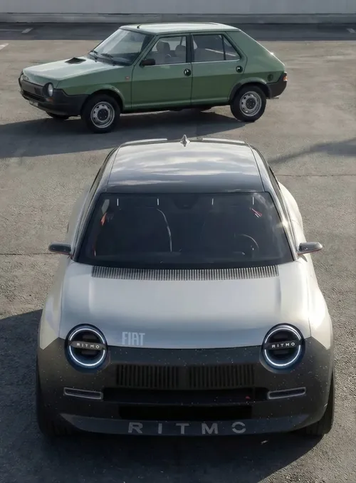 Vista frontale dall'alto del render moderno della Fiat Ritmo color argento con fari a LED rotondi a contrasto, con la classica Fiat Ritmo originale verde parcheggiata sullo sfondo
