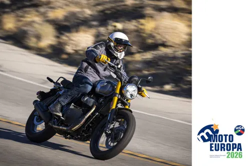 RoyalEnfield Enfield Bear 650 moto in movimento di posizione frontale laterale in curva di colore scuro