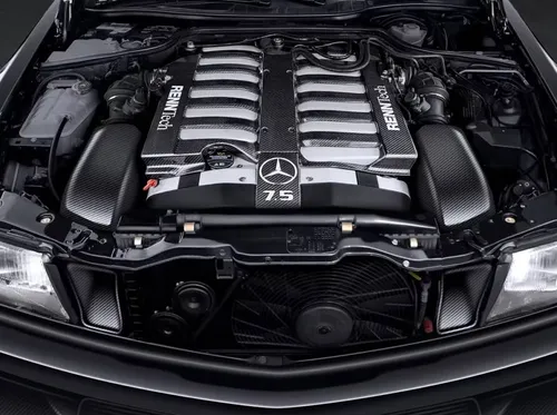 il motore mercedes della pagani zonda presente nel cofano della ercedes fatta da renntech