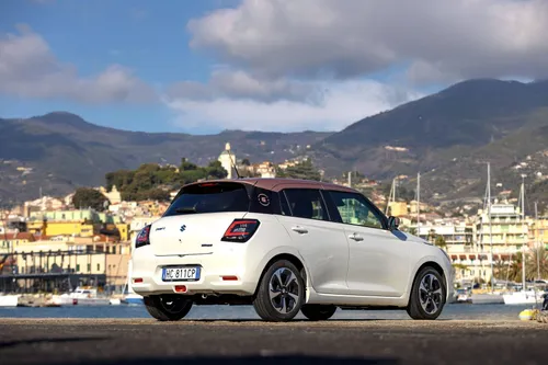 Suzuki Swift Sakura posteriore statiche