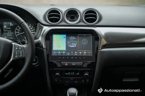 Dettaglio del sistema di infotainment da 9 pollici della Suzuki Vitara Hybrid 2026