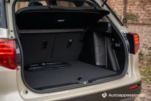 Il bagagliaio della Suzuki Vitara Hybrid AllGrip 2026, con vano di carico in piena vista