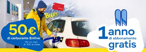 uomo che fa carburante all'auto all'interno della pubblicità telepass che regala il canone per 12 mesi