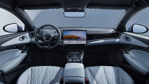 La BYD Seal 2026 di colore grigio gli interni sedili, infotainment e volante