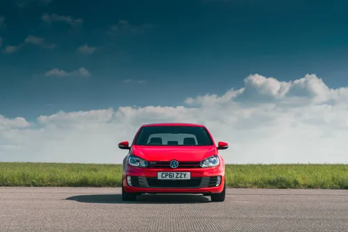 Volkswagen Golf GTI sesta serie di colore rosso