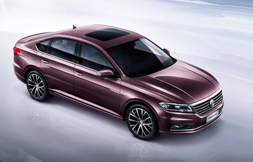 Vista posteriore di una Geely Xingyuan color crema in ricarica. Una donna inserisce il cavo nella vettura elettrica compatta. Sul portellone è visibile il logo Geome e scritte in cinese, simbolo della nuova mobilità locale.