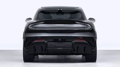 suv di xiaomi, si chiama yu 7 gt nella sua versione nera più sportiva e in posizione posteriore