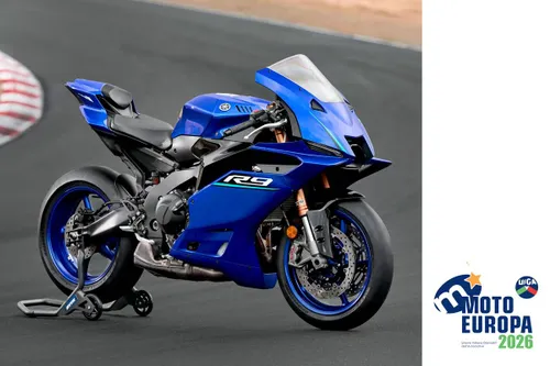Yamaha R9 di colore blu