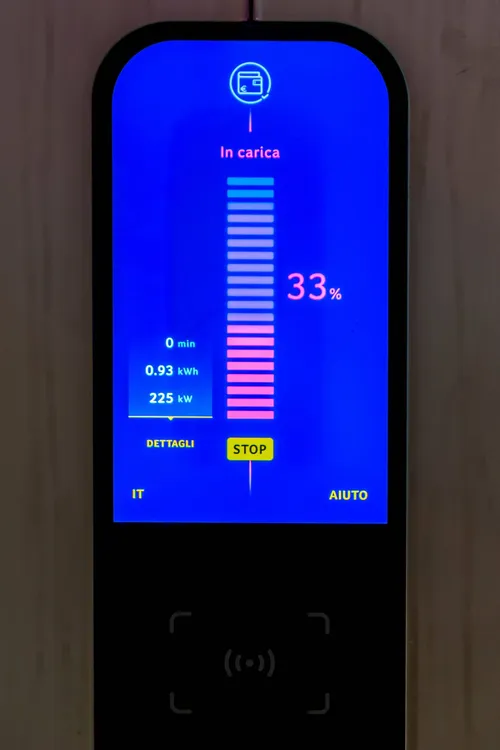 La nuova Volvo ES90 carica fino a 350 kW in corrente continua dalle colonine HPC