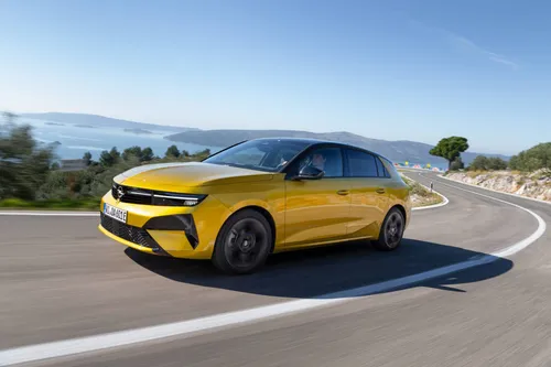 Opel Astra di colore giallo in dinamica anteriore in curva