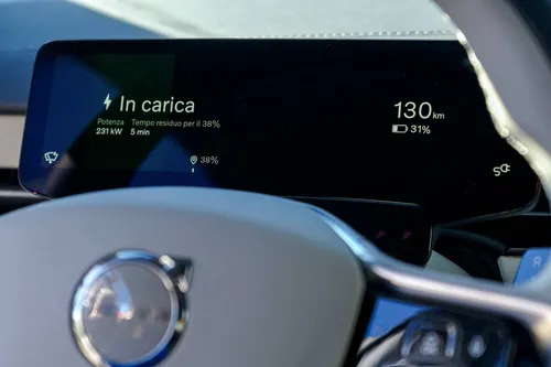 Il quadro strumenti della Volvo ES90 dimostra la capacità di ricarica (fino a 350 kW in DC)