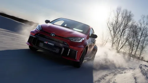 Toyota-Yaris-GR anteriore che drifta sulla neve di colore rosso