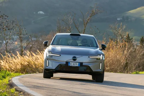 Nuova volvo ES90 dinamica