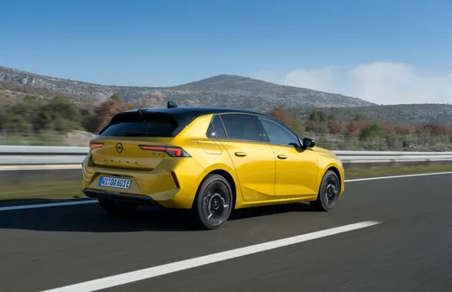Opel Astra di colore giallo in dinamica al posteriore