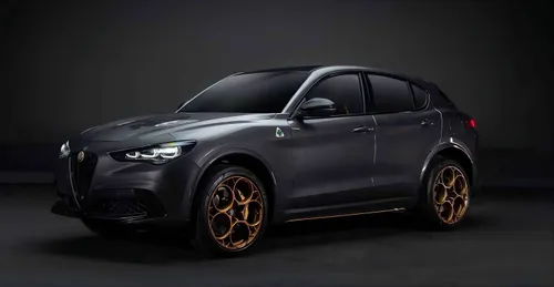 Alfa Romeo Stelvio Gargash edition frontale di colore grigio con sfondo nero