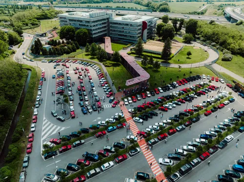 Alfa Romeo Museo 50 anni raduno auto vista aereo del complesso