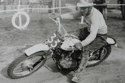 amts emilio ostorero in moto da cross in una foto in bianco e nero