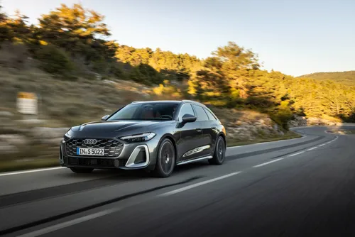 audi s5 con il v6 benzina ibrido che percorre una strada