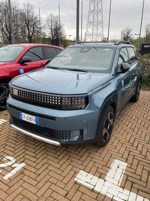 FIAT Grande Panda azzurra test drive su piazzale torino