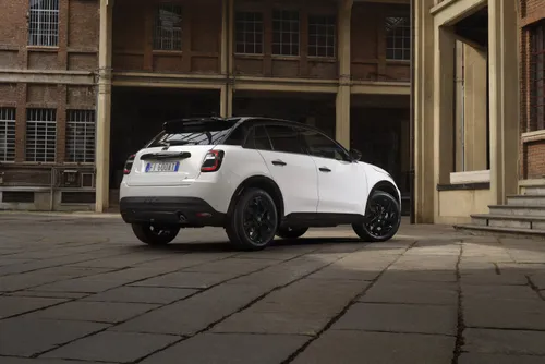 Fiat600StreetLaunchedition (1) di colore bianco in posizione posteriore laterale