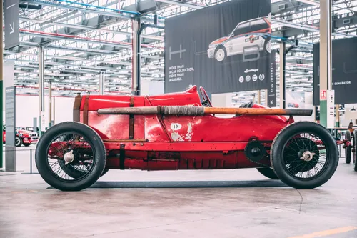 fiat d'epoca di colore rosso dentro l'heritage hub