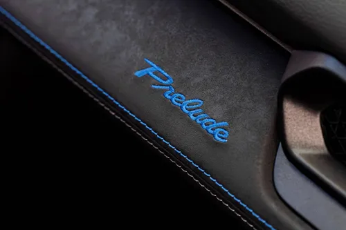 Il dettaglio del nome del modello della Honda Prelude Hybrid 2026 ricamato in un pannello in tessuto scamosciato